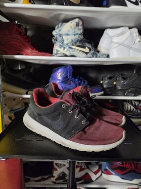 🔥 Nike Roshe Black and Burgundy Men's Size 10.5 Athletic Sneakers